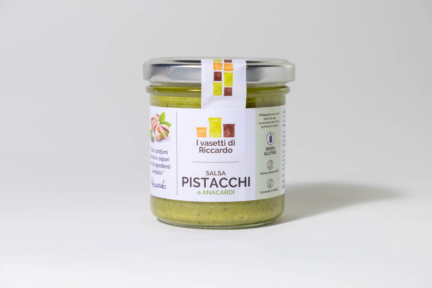 Immagine che presenta un vasetto di salsa pistacchi e anacardi.