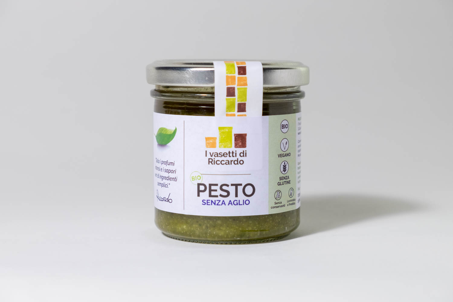 Immagine che presenta un vasetto di pesto senza aglio.