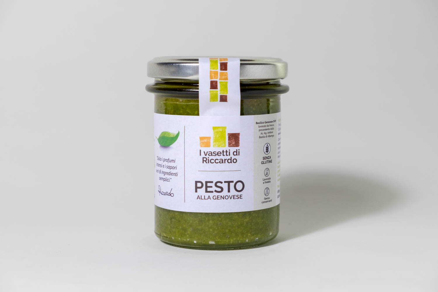 Immagine che presenta un vasetto di pesto alla genovese.