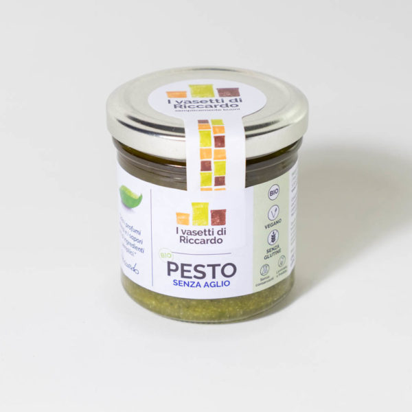 Immagine che presenta un vasetto di pesto senza aglio.