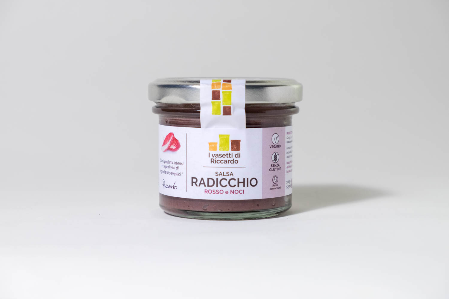 Immagine che presenta un vasetto di salsa radicchio rosso e noci.