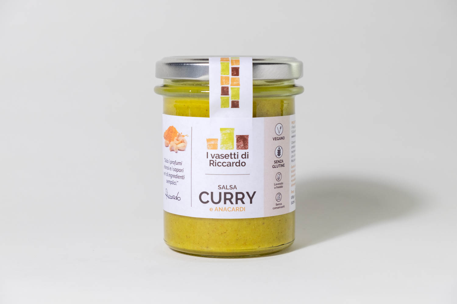 Immagine che presenta un vasetto di salsa di curry e anacardi.