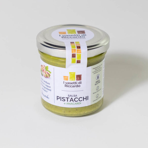 Immagine che presenta un vasetto di salsa ai pistacchi e anacardi.